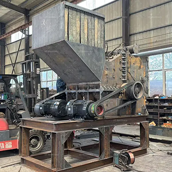 Twin-motor dual-drive configuration of the heavy-duty metal shredder for maximum crushing efficiency.