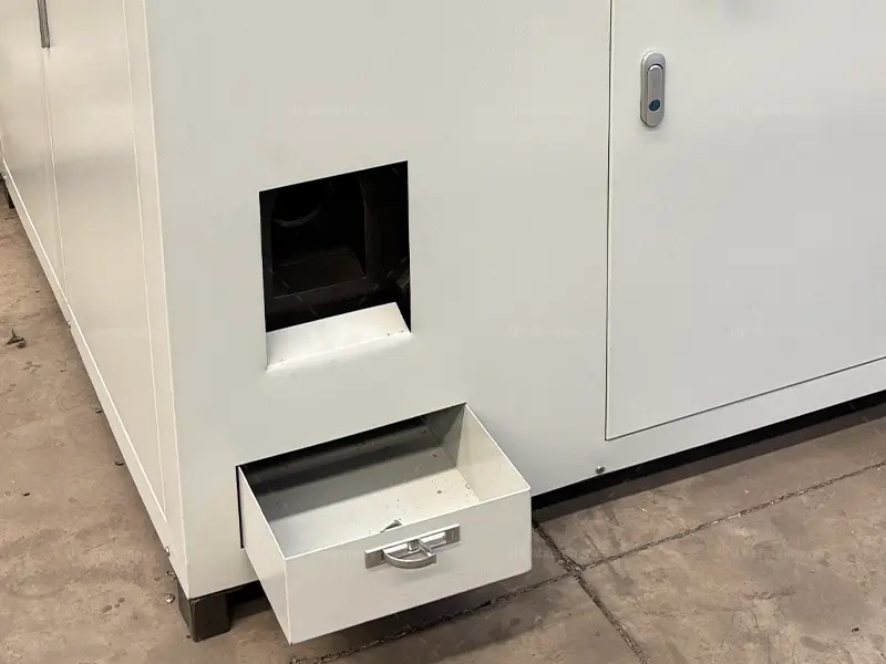 Finished cylindrical blocks discharge chute featuring an integrated collection drawer to recover residual cutting fluids and cooling emulsion.
